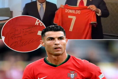 Cristiano Ronaldo gives Donald Trump a shirt with a message included.