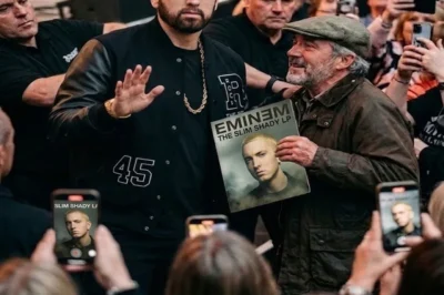 Security personnel were about to stop him, but seeing the commotion, Eminem raised his hand and said, “Hold on, let him come closer.”